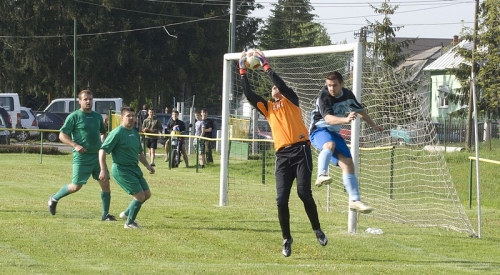 Majstrovský zápas Dúbravka - Žbince