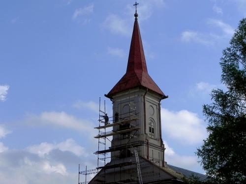 Stavba lešenia na farskom kostole