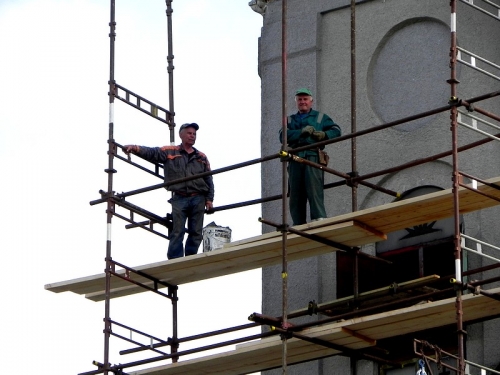 Stavba lešenia na farskom kostole