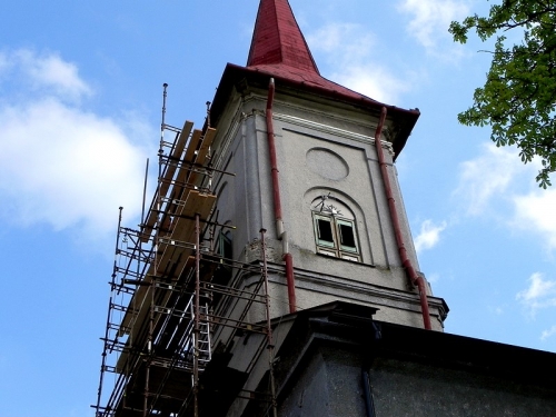 Stavba lešenia na farskom kostole