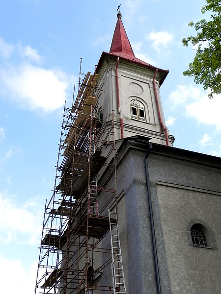 Stavba lešenia na farskom kostole