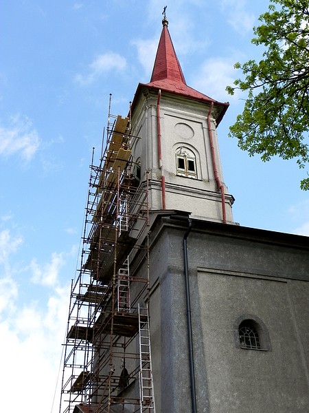 Stavba lešenia na farskom kostole