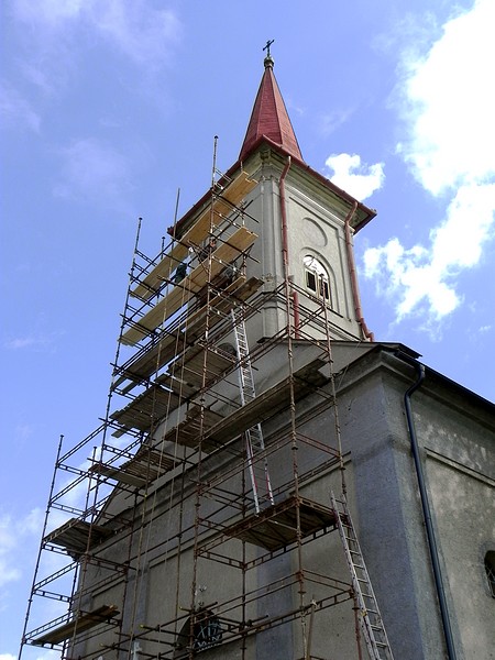 Stavba lešenia na farskom kostole