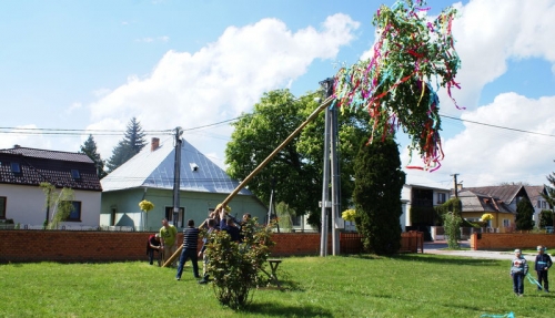 Stavanie mája