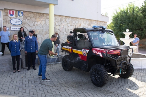 Odovzdávanie hasičskej techniky pre DHZ Žbince